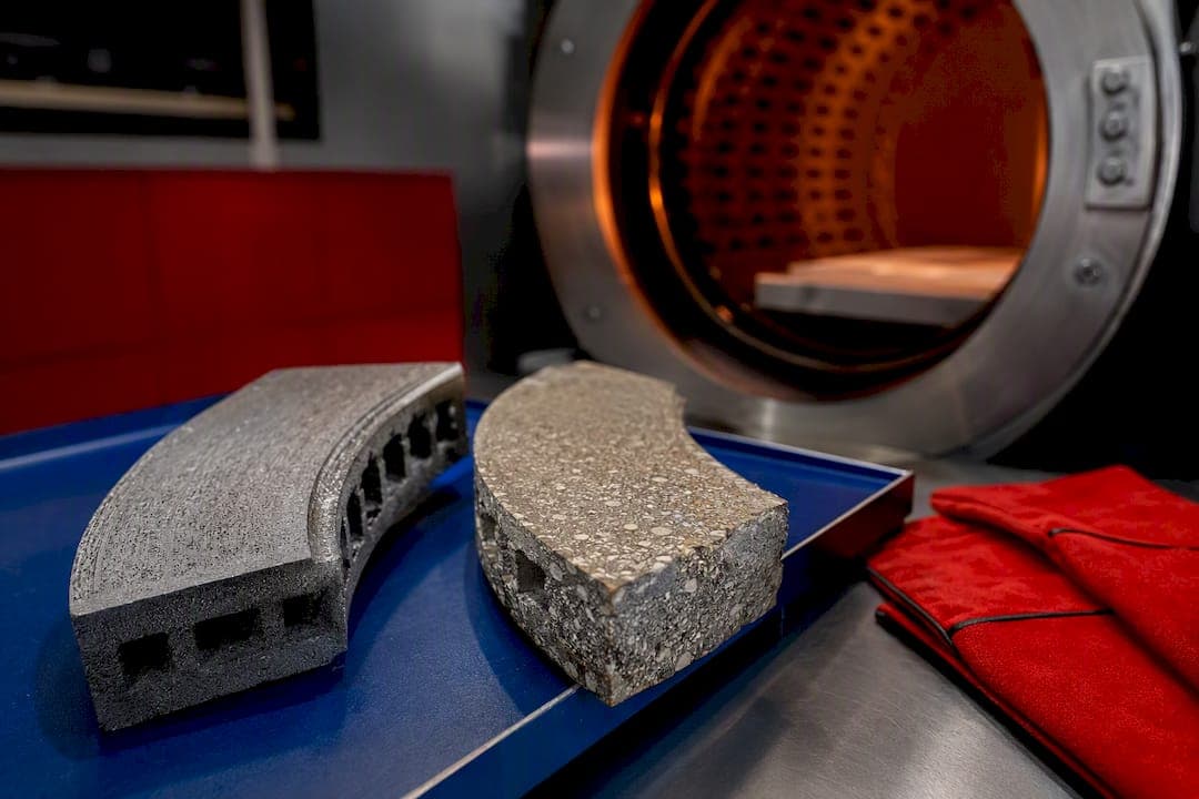 Owners: Rotor Material Comparison — Cast Iron Retains 84% at 500°C